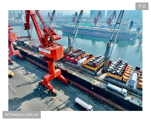 中远海运为世界帆船对抗巡回赛青岛站提供了端到端的重型帆船运输与吊装支持，保障赛事顺利进行